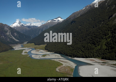 Viste da un elicottero della valle Wilkin & River e vette del monte aspiranti il Parco Nazionale di South Island, in Nuova Zelanda Foto Stock