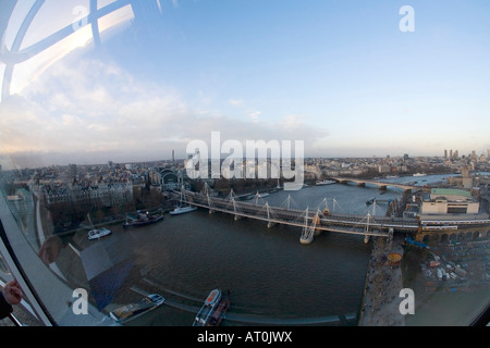 Vista verso sud dal London Eye pod passeggero capsula al Fiume Tamigi il Golden Jubilee Bridge Hungerford ponte ferroviario della stazione di Charing Cross Foto Stock