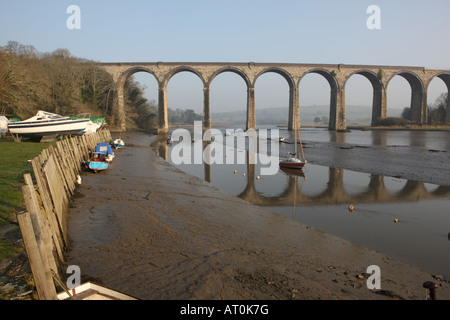 La bassa marea su un giorno inverni a St tedeschi in Cornovaglia Foto Stock