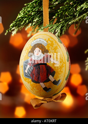 Tradizionale festivo decorato Natale bauble appeso su un albero di Natale con luci dietro Foto Stock