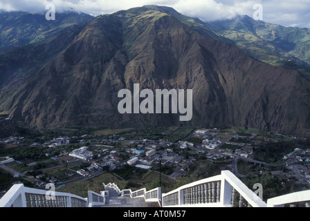 Vista aerea della città di Banos dalla sommità delle scale della statua di Santa Maria in le montagne delle Ande Ecuador America del Sud Foto Stock