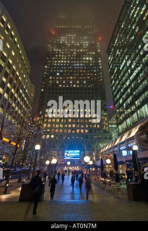 Verticale ampia angolazione del Canary Wharf Tower e il circostante grattacieli scomparendo in basso la nebbia di notte Foto Stock