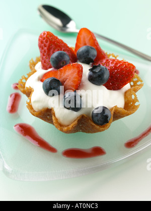 Il Brandy snap paniere di crema di latte e frutta Foto Stock