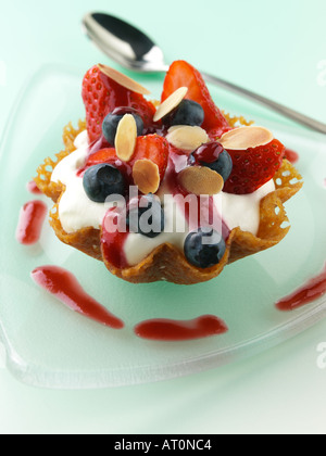 Il Brandy snap paniere di crema di latte e frutta Foto Stock