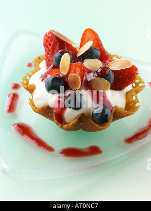 Il Brandy snap paniere di crema di latte e frutta Foto Stock