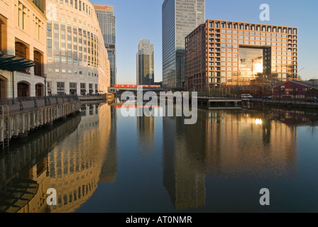 Orizzontale ad angolo ampio di riflessioni di edifici nel centro Dock presso Canary Wharf in una luminosa giornata di sole. Foto Stock