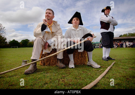 Una partita di cricket che viene giocato il modo in cui era nel 1757 marcatori con un bastone e coltello affilato iniziare il loro lavoro. Foto Stock