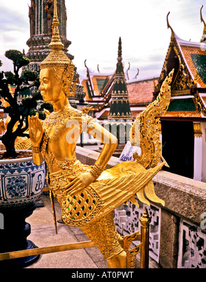 Dorare figura mitologica Apsonsi nel Grand Palace a Bangkok in Tailandia in Asia Foto Stock