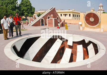 Orizzontale fino in prossimità di uno dei quattordici strumenti astronomici costruiti a Jantar Mantar di Jaipur in una giornata di sole. Foto Stock