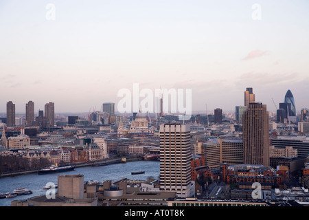 Vista aerea del fiume Tamigi e il centro città di Londra guardando a sud dall'Occhio di Londra Inghilterra Regno Unito Regno Unito GB Gran Bretagna Foto Stock