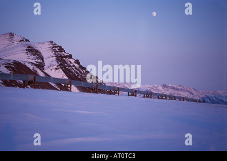 Alaskan pipeline sul versante nord del Brooks Range con la tundra ricoperta di neve artico centrale dell'Alaska Foto Stock