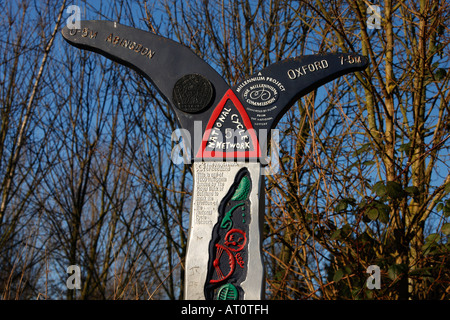 [Millennium Milepost], Sustrans ciclo nazionale rete, Route 5 a Radley tra Abingdon e Oxford, Oxfordshire, England, Regno Unito Foto Stock