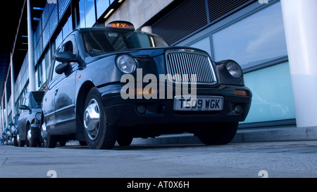 Taxi a St Pancaras stazione ferroviaria internazionale di Londra Foto Stock