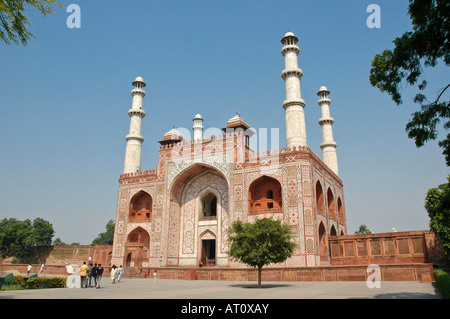 In orizzontale ampia angolazione del grand di arenaria rossa e ingresso anteriore di Akbar la tomba in Sikandra. Foto Stock