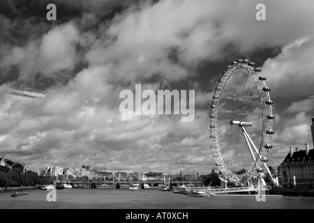 Aperto per la prima volta nel 2000, il London Eye (talvolta chiamato il Millenium ruota) è una delle maggiori attrazioni turistiche di Londra Foto Stock