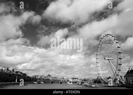 Aperto per la prima volta nel 2000, il London Eye (talvolta chiamato il Millenium ruota) è una delle maggiori attrazioni turistiche di Londra Foto Stock