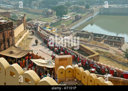 Orizzontale vista aerea di una processione di elefanti di lavoro in una coda in entrata per l'Ambra Palace vicino a Jaipur Foto Stock