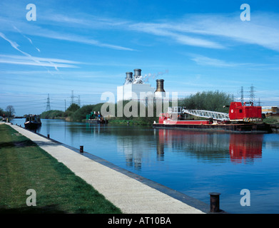 Keadby Power Station (alimentato a gas) visto oltre e Stainforth Keadby Canal, Keadby, vicino a Scunthorpe, North Lincolnshire, England, Regno Unito Foto Stock