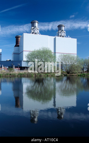 Keadby Power Station (alimentato a gas) visto oltre e Stainforth Keadby Canal, Keadby, vicino a Scunthorpe, North Lincolnshire, England, Regno Unito Foto Stock