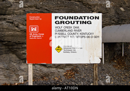 US Army Corpo degli Ingegneri segno annunciando Foundation delle iniezioni di Lago Cumberland s Wolf Creek Dam Russell County Kentucky Foto Stock