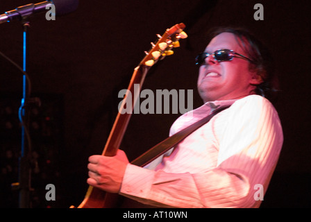 Joe Bonamasa blues rock chitarrista suonare dal vivo sul palco, Wolverhampton, Regno Unito Foto Stock