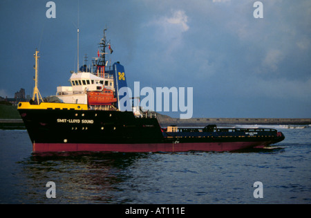 Ocean andando rimorchiatore, alimentazione e recipiente di recupero, 'Smit Lloyd suono', sul fiume Tyne, Tynemouth, Tyne and Wear, Inghilterra, Regno Unito. Foto Stock