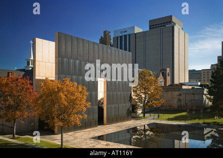 Oklahoma City Memorial, cancelli di tempo, due porte monumentali stand come ingressi al sito memoriale. Foto Stock