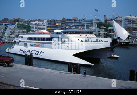 Catamarano 'Hoverspeed, Mare Cat Boulogne', con la sua prua porta aperta, dopo il suo arrivo in Boulogne, Francia. Foto Stock