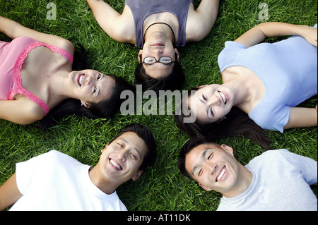 Gruppo di amici che stabilisce in erba Foto Stock