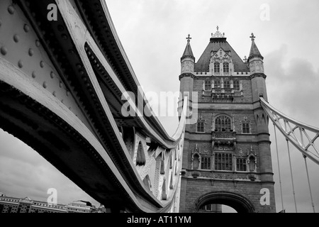 Il Tower Bridge (a volte confuso come il London Bridge) un bilico combinato e sospensione ponte che attraversa il fiume Tamigi, Londra Foto Stock