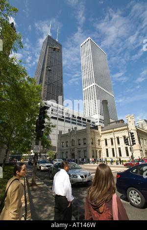 ILLINOIS Chicago pedoni in attesa lungo Michigan Avenue John Hancock Center Water Tower Place e la stazione di pompaggio di edifici Foto Stock