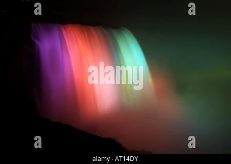Cascate del Niagara nella sua spettacolare colori Arcobaleno di notte Foto Stock