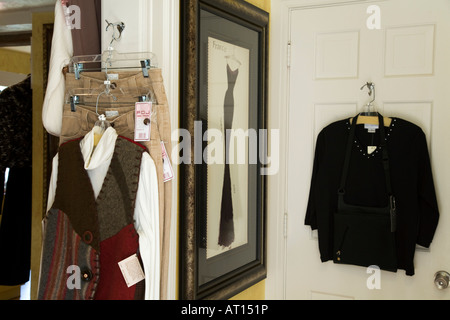 ILLINOIS Saint Charles abbigliamento per donne su appendiabiti visualizzato nel negozio boutique negozio di vendita al dettaglio in downtown area Foto Stock
