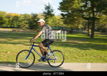 ILLINOIS Ginevra ciclista maschio Bicicletta Equitazione su Fox River Trail West sentiero lastricato attraverso la zona del parco e Forest Preserve Foto Stock