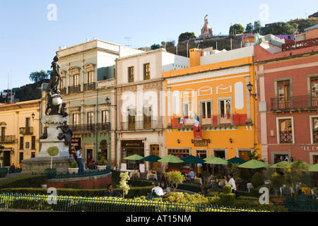Messico Guanajuato statua e ristoranti in Plaza de la Paz El Pipila statua sulla collina sopra la città della pace Plaza Foto Stock