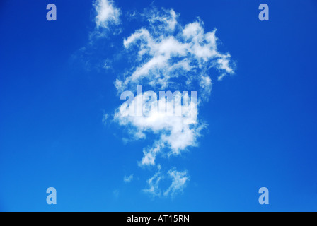 Soffici nuvole bianche galleggianti in un big blue sky Foto Stock