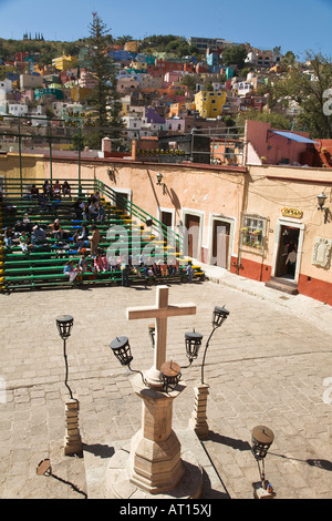 Messico Guanajuato tribune e croce in Plaza San Roque impostazione per annuale Festival Cervantes case ed edifici su pendio Foto Stock