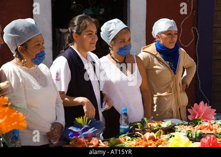 Messico Guanajuato Outdoor evento di promozione regionale cibo messicano in plaza quattro donne in piedi presso lo stand di indossare le maschere Foto Stock