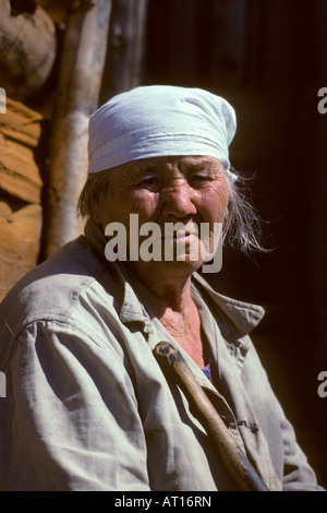 Nativo di una donna si siede in estate il sole in Siberia settentrionale villaggio. Foto Stock