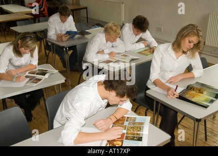 I ragazzi a scuola alcune scene di strada Modello rilasciato Foto Stock