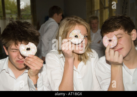 I ragazzi a scuola alcune scene di strada Modello rilasciato Foto Stock