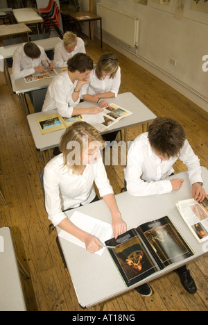 I ragazzi a scuola alcune scene di strada Modello rilasciato Foto Stock