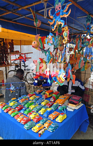 Modello di giocattoli di auto in vendita su stallo nella strada del mercato, l'Avana, Cuba. JMH0073 Foto Stock