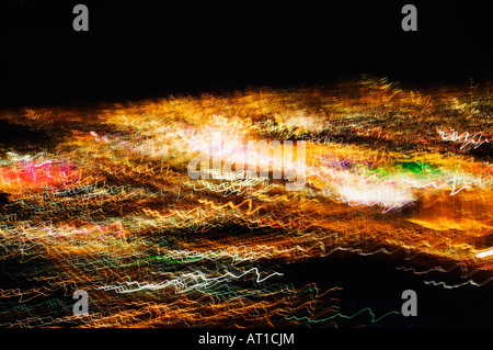 Ingrandisci la sfocatura in movimento di una città di notte Foto Stock