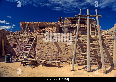 Acoma Pueblo vicino a Grants, New Mexico, USA, conosciuta anche come 'sky City' - la più antica città continuamente abitata d'America. Foto Stock