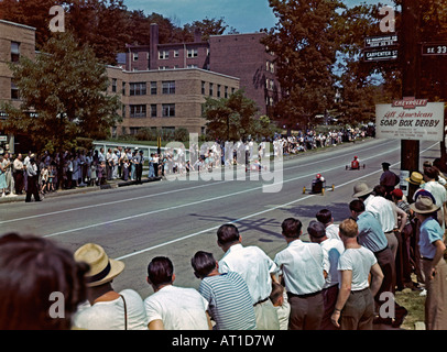 Racing in discesa a soapbox derby, Washington DC, c. 1947 Foto Stock
