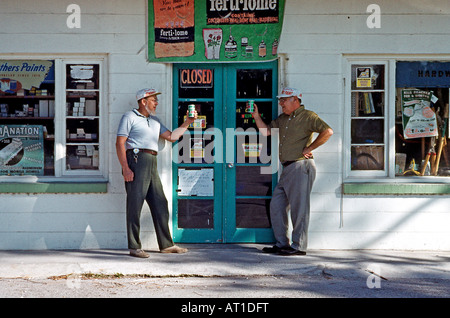 Per celebrare la fine della giornata di lavoro, STATI UNITI D'AMERICA, c 1960 Foto Stock