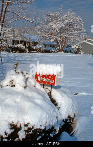 Merry Christmas banner su una coperta di neve nella cassetta postale di suburban negli Stati Uniti negli anni cinquanta Foto Stock