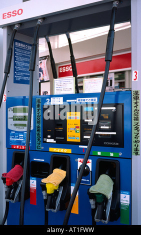 Pompa a gas in esso la stazione di riempimento nel quartiere Azamino nella città giapponese di Yokohama. Foto Stock