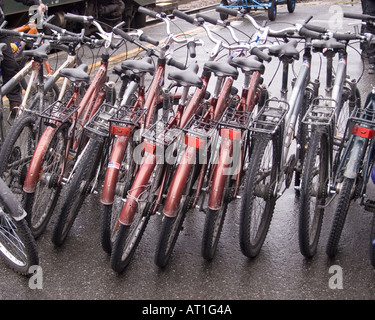 Le biciclette in attesa collezione Flamsbana sulla ferrovia di montagna Foto Stock